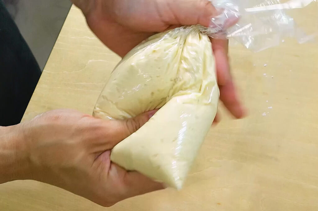 ポリ袋で木綿豆腐と調味料を揉む