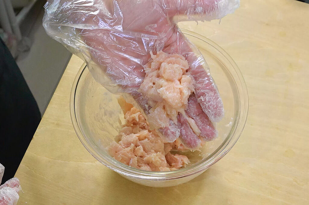 鶏むね肉と調味料をこねる