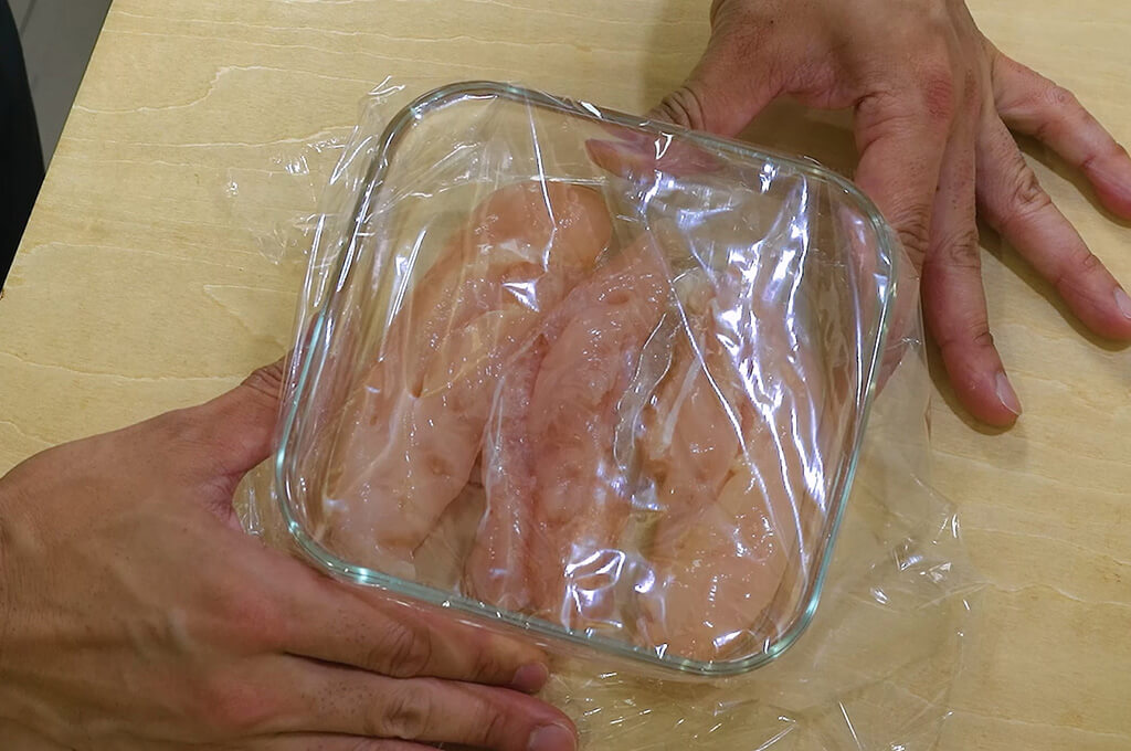 ささみはレンジで加熱し粗熱を取る