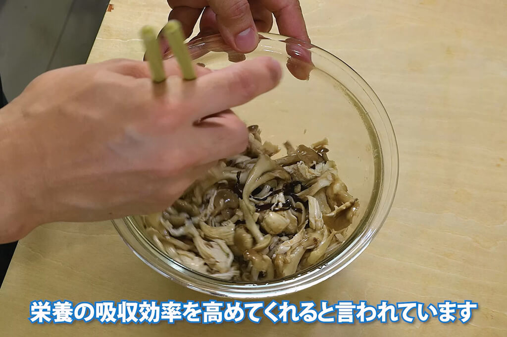 ささみをほぐし、きのこや調味料と和える