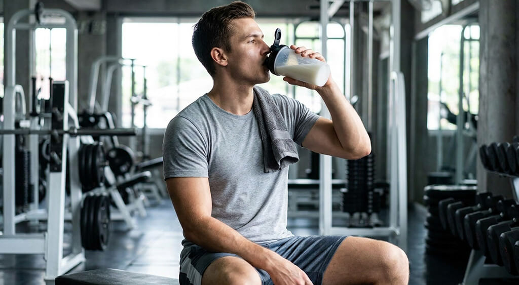 トレーニング終わりにクレアチンを飲む男性