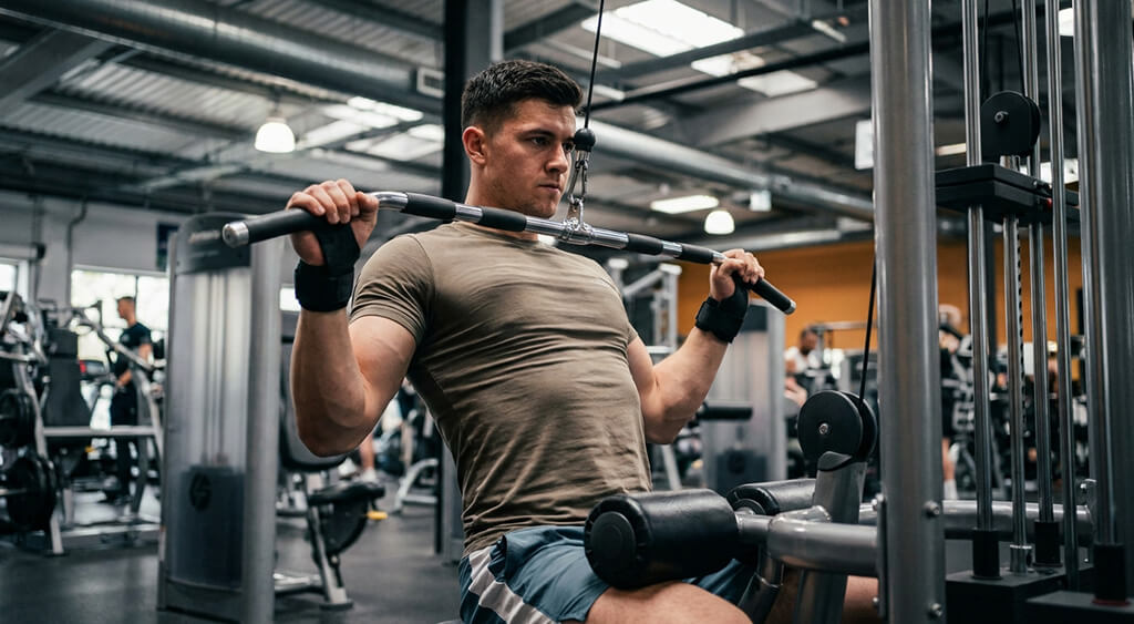 パワーグリップを着けてラットプルダウンをしている男性