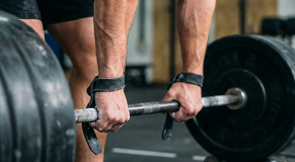 リストストラップを着けている男性の手元