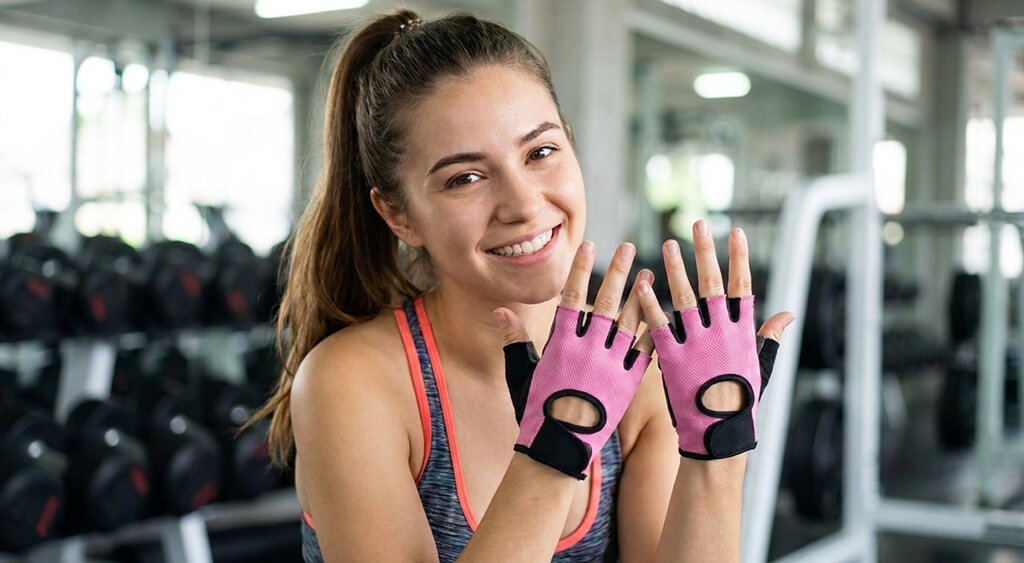 お気に入りのトレーニンググローブを着用している女性