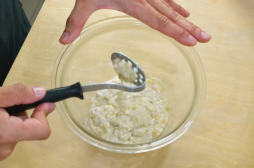 マッシャーでバナナと豆腐を潰す