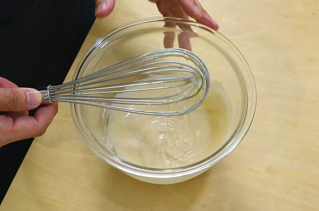 ヨーグルトと粉類を混ぜる
