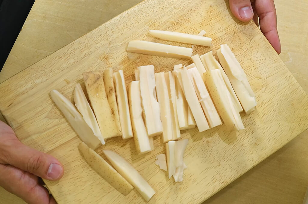 れんこんは皮付きのまま棒状に切る