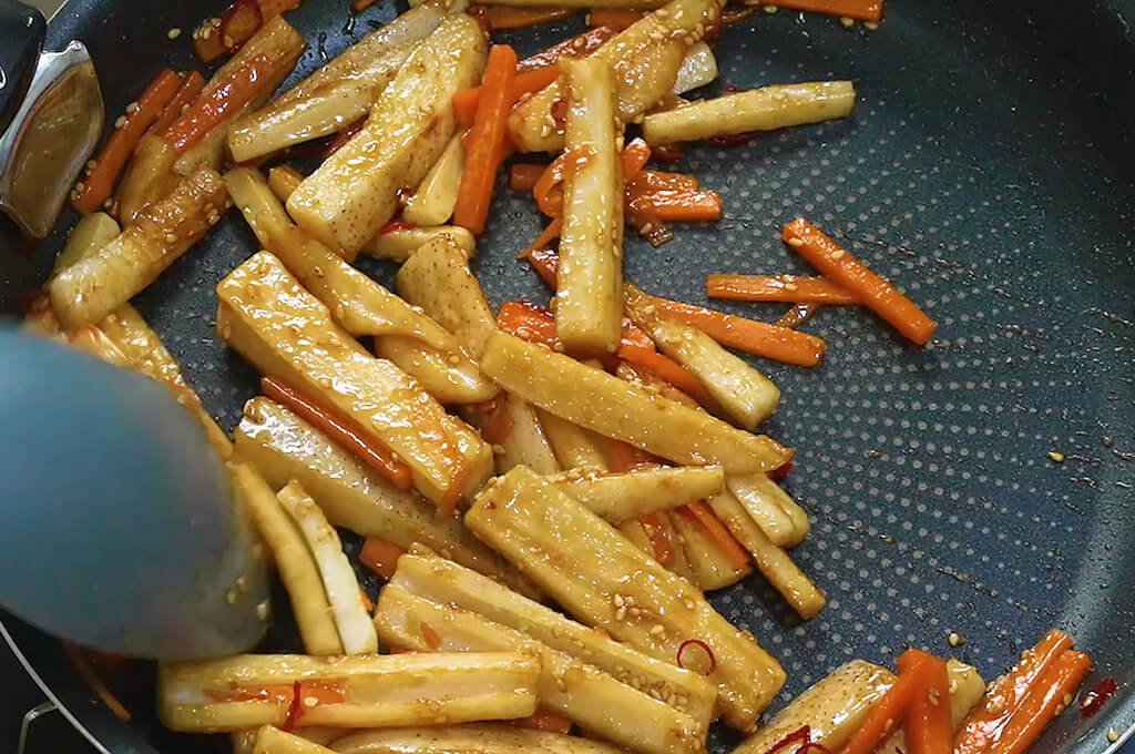 調味料を加えて煮絡める
