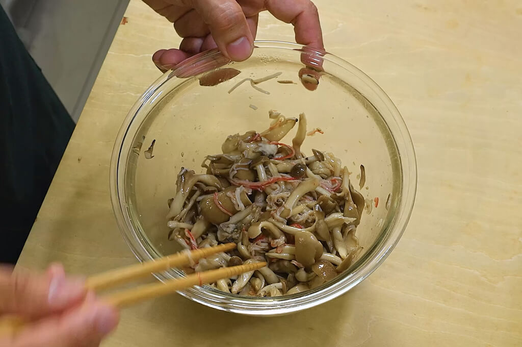 ほぐしたカニカマ、調味料を加えて和える