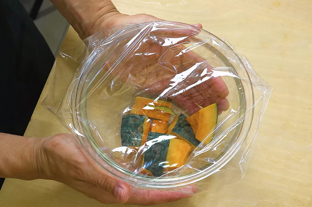 かぼちゃは皮付きのままレンジで加熱し水気を切る