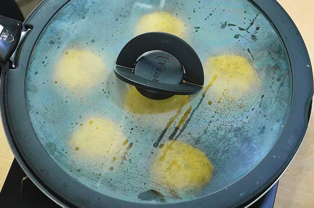 生地を蒸し焼きにする