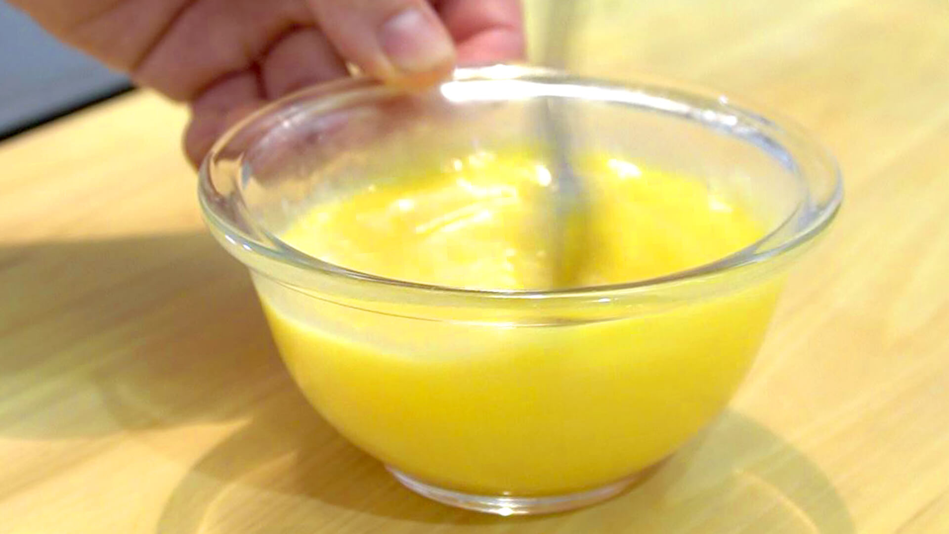 ボウルで卵と調味料を混ぜてレンジで加熱する
