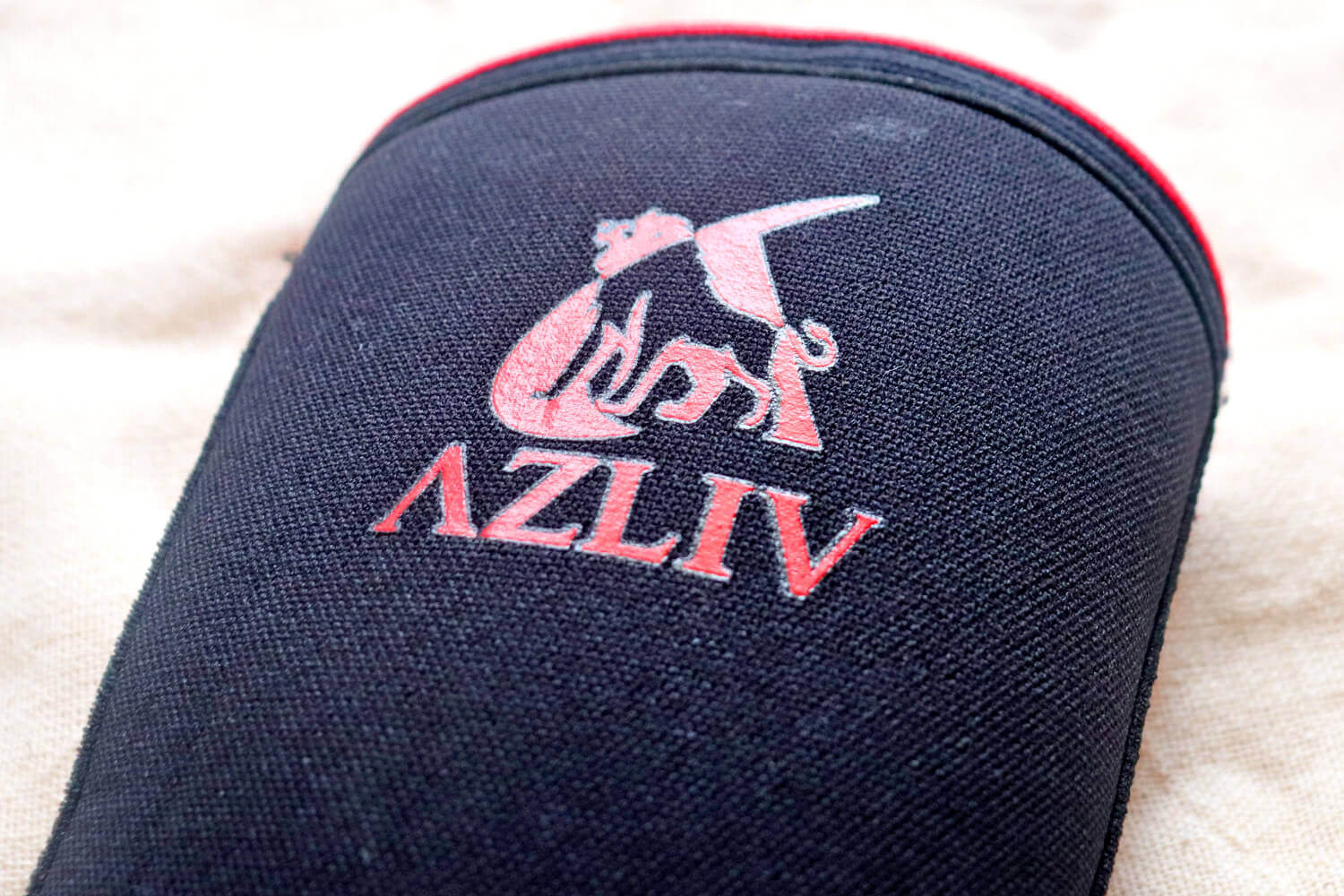 AZLIV（アズリブ） 7mm エルボースリーブ レッド ロゴ