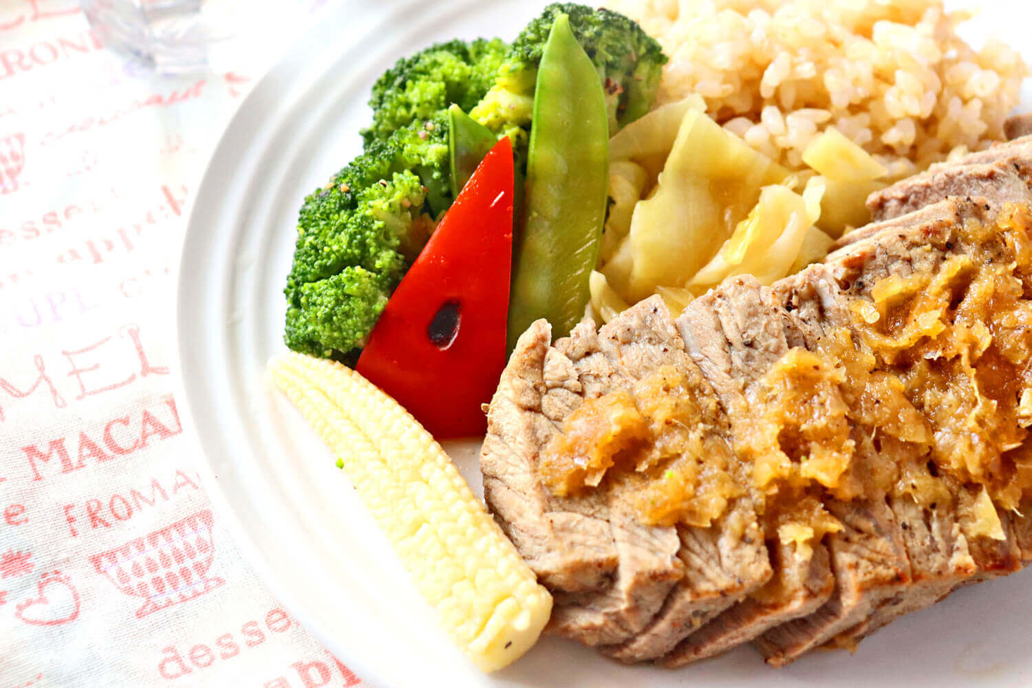 筋肉食堂DELI お弁当 牛赤身肉のステーキ（ジンジャー） 焼き野菜