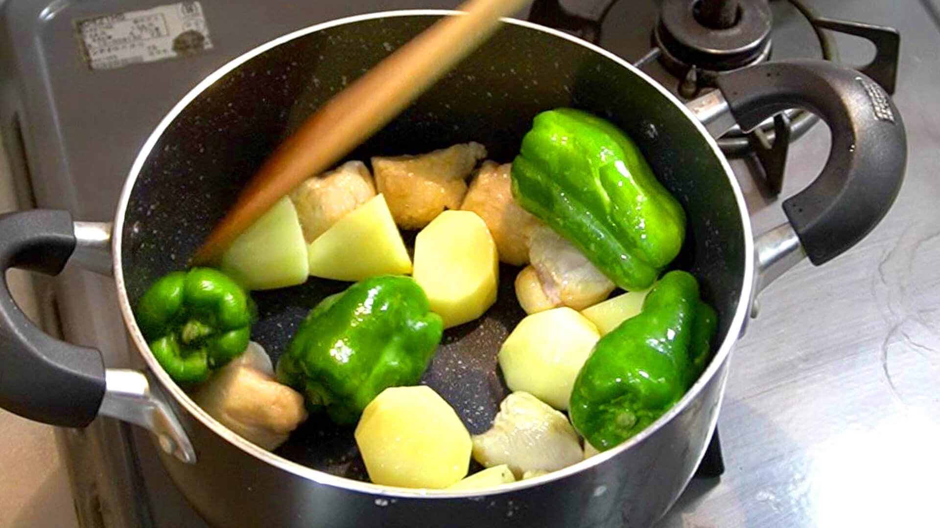 野菜を油が回るまで炒める