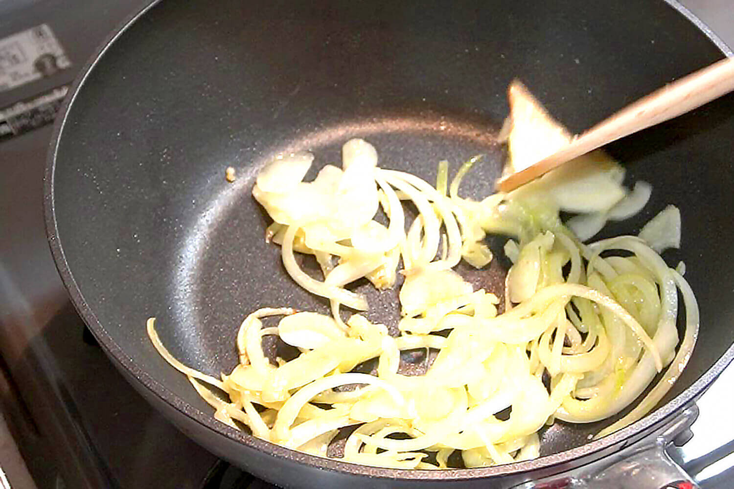 オリーブオイル、おろしにんにくを熱し玉ねぎを炒める。