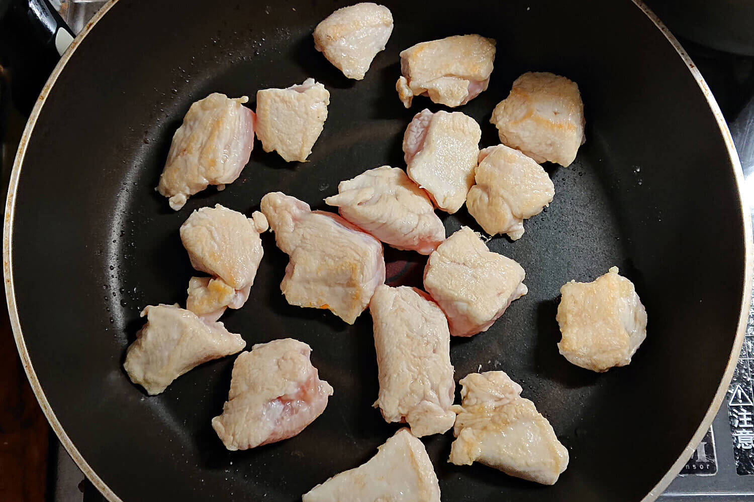 鶏むね肉を炒める