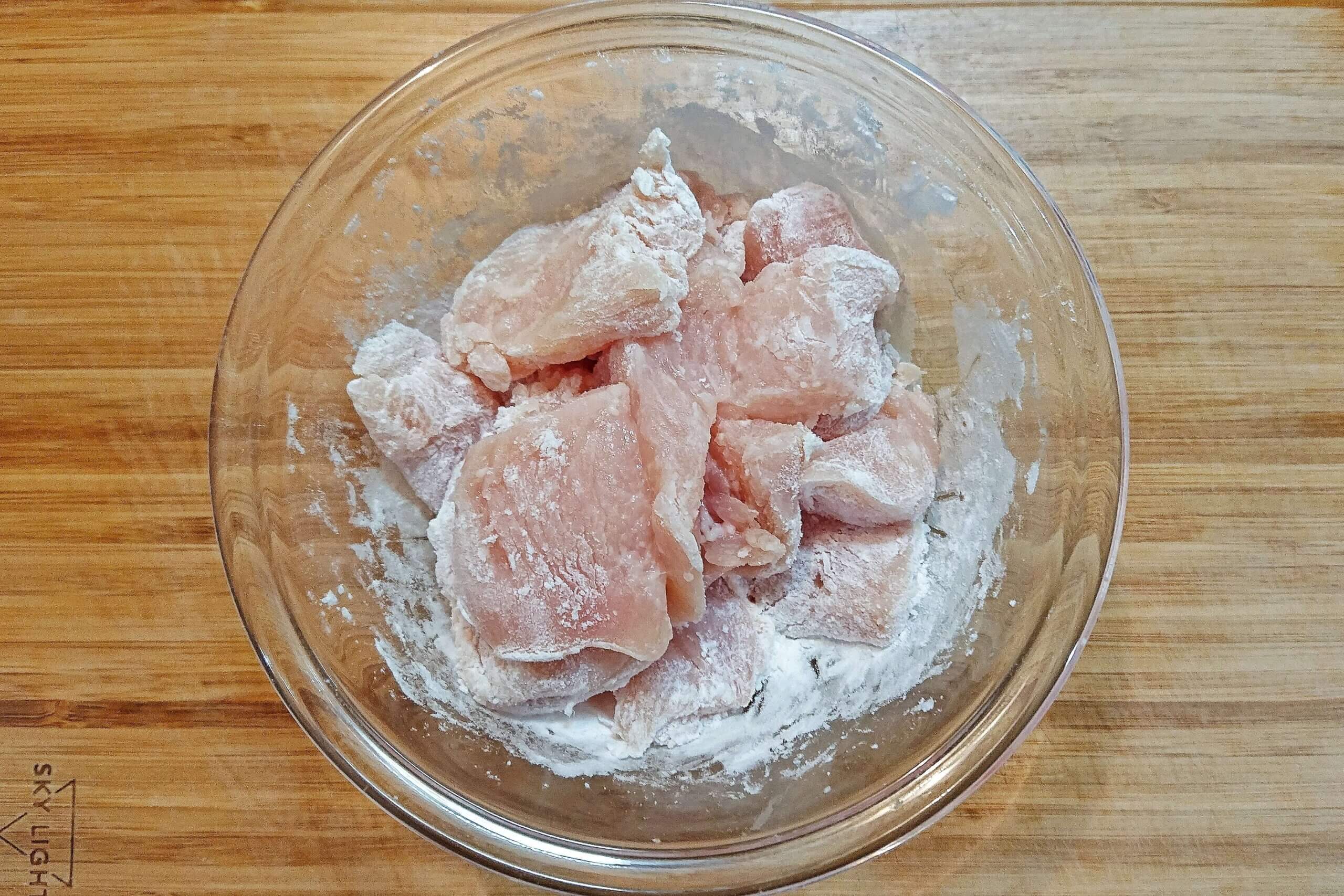 鶏むね肉を切って片栗粉をまぶす