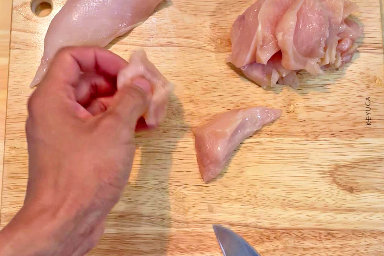 鶏むね肉を切る