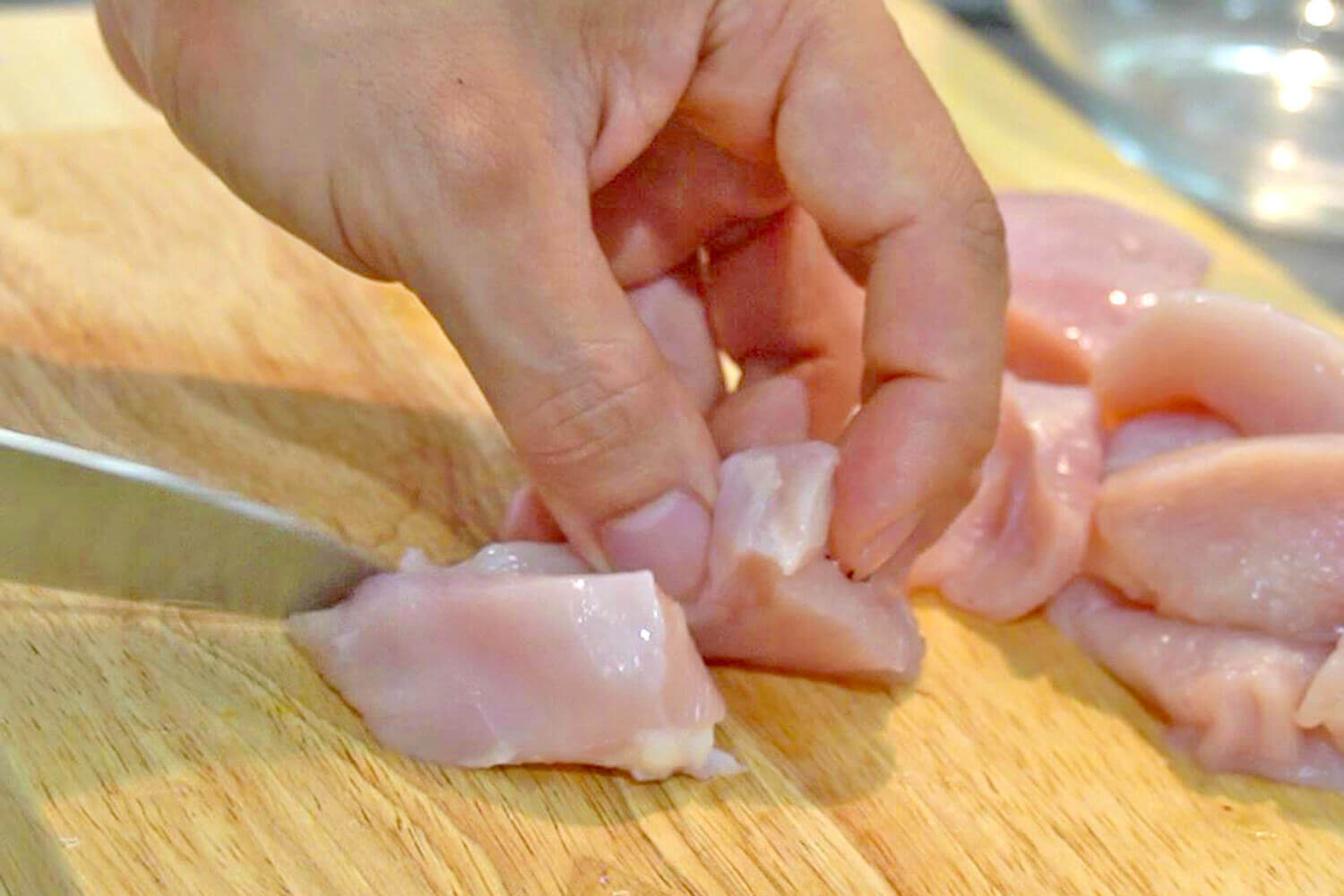 鶏むね肉はそぎ切りにし塩コショウをまぶす