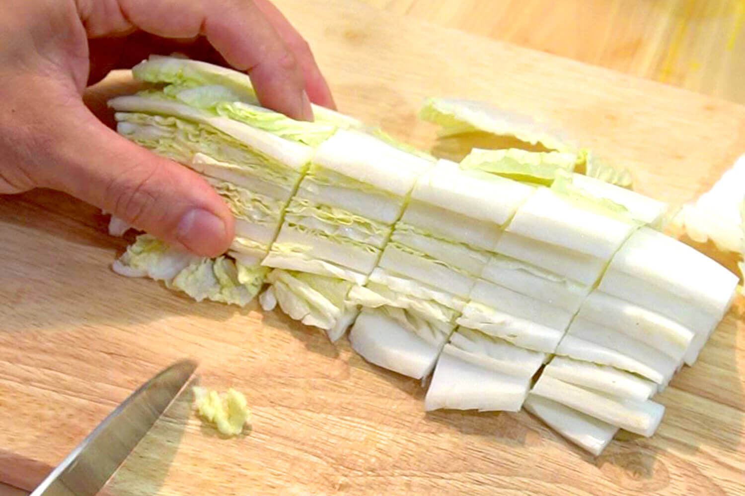 白菜を切って葉と芯に分ける