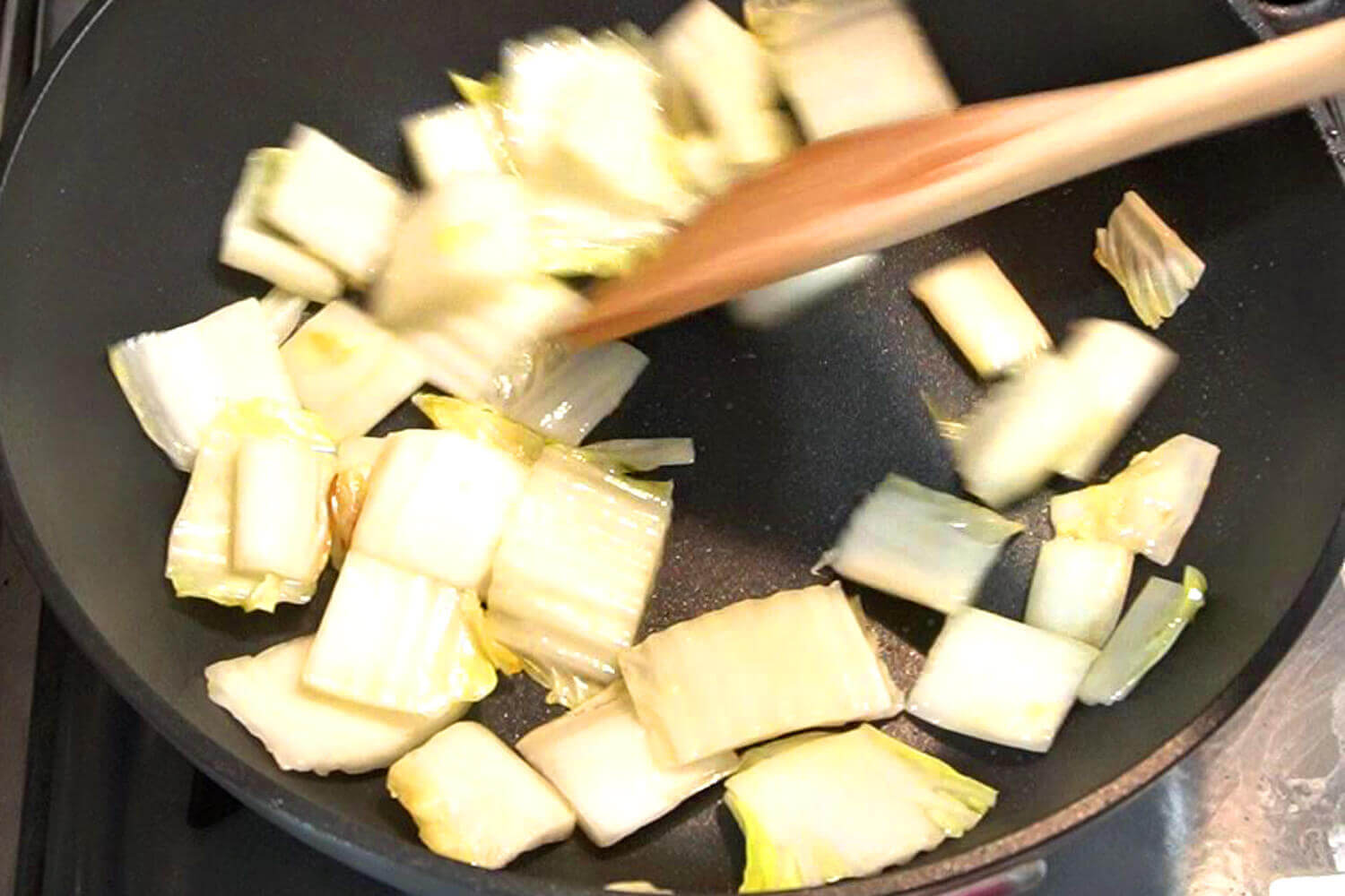 白菜の芯を炒める