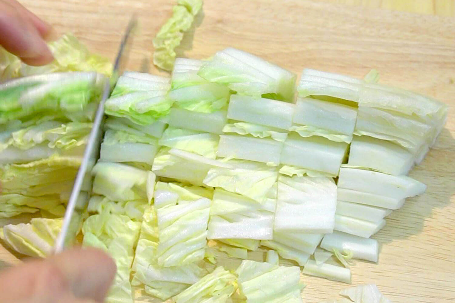白菜を切る
