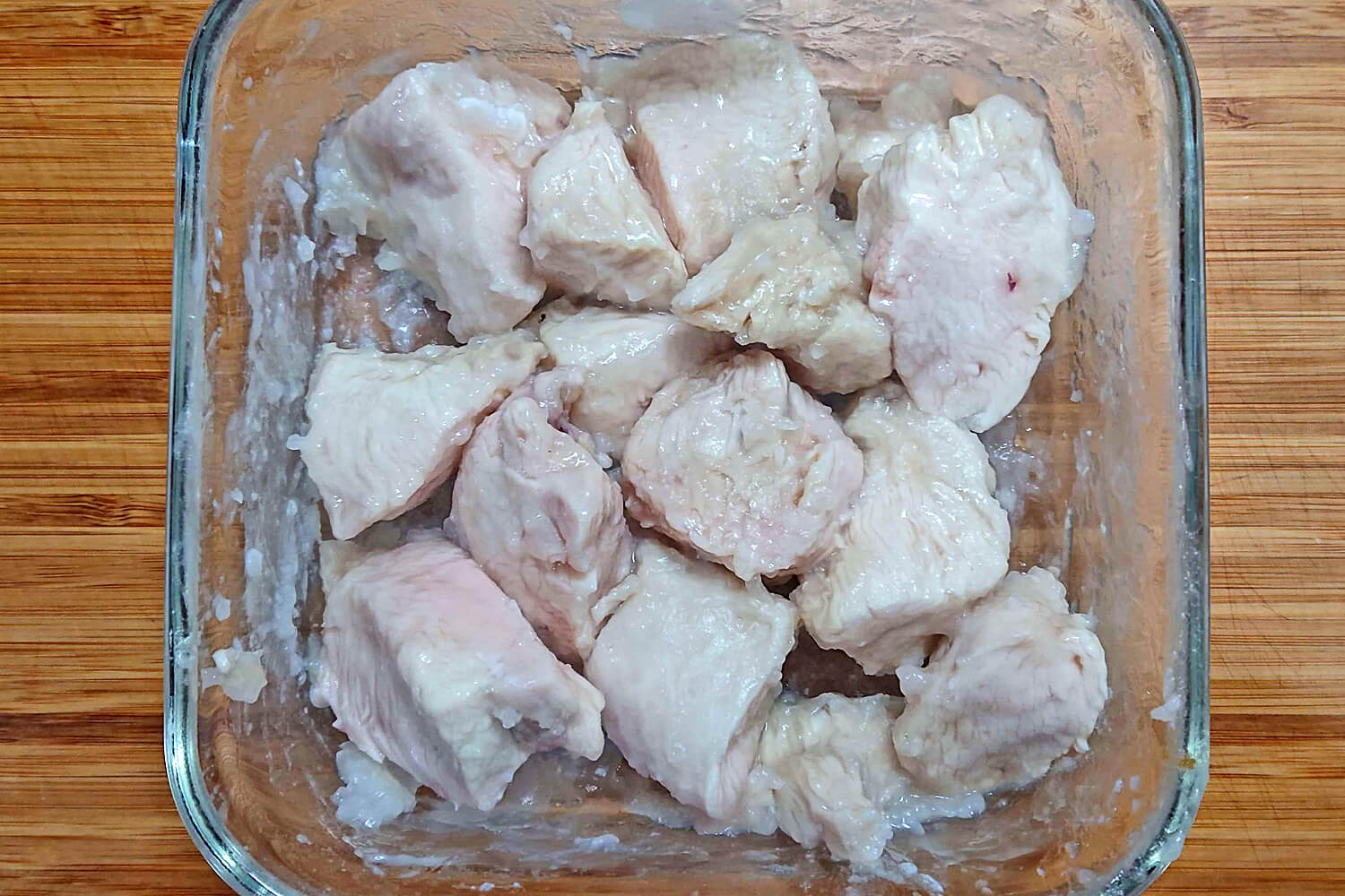 鶏むね肉を切り下味をつけレンジで加熱する