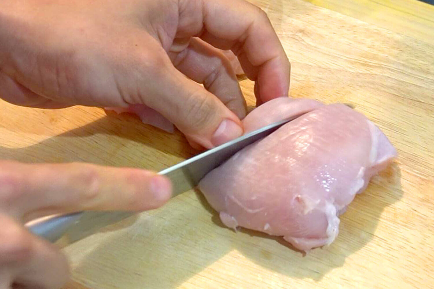 鶏むね肉はそぎ切りにして下味をつける