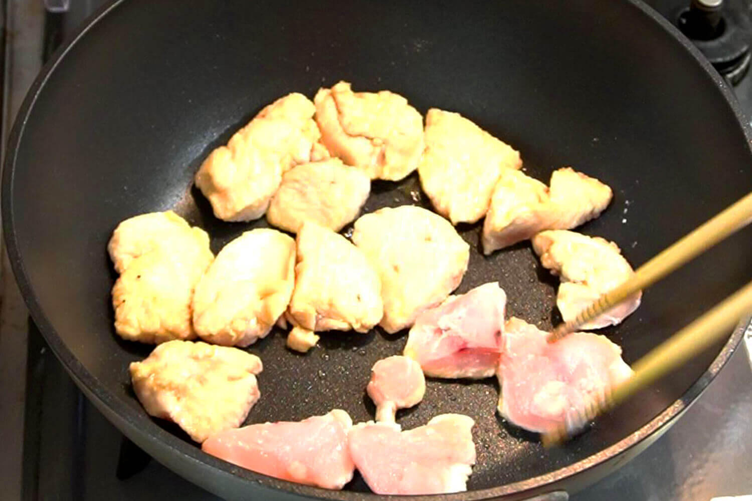 鶏むね肉を炒める