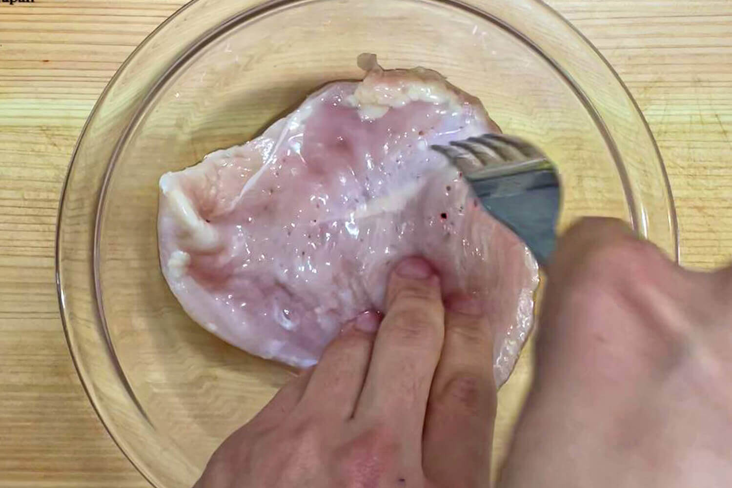 鶏むね肉はフォークで穴をあける