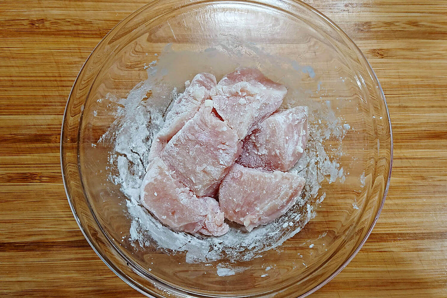 鶏むね肉を切り片栗粉をまぶす