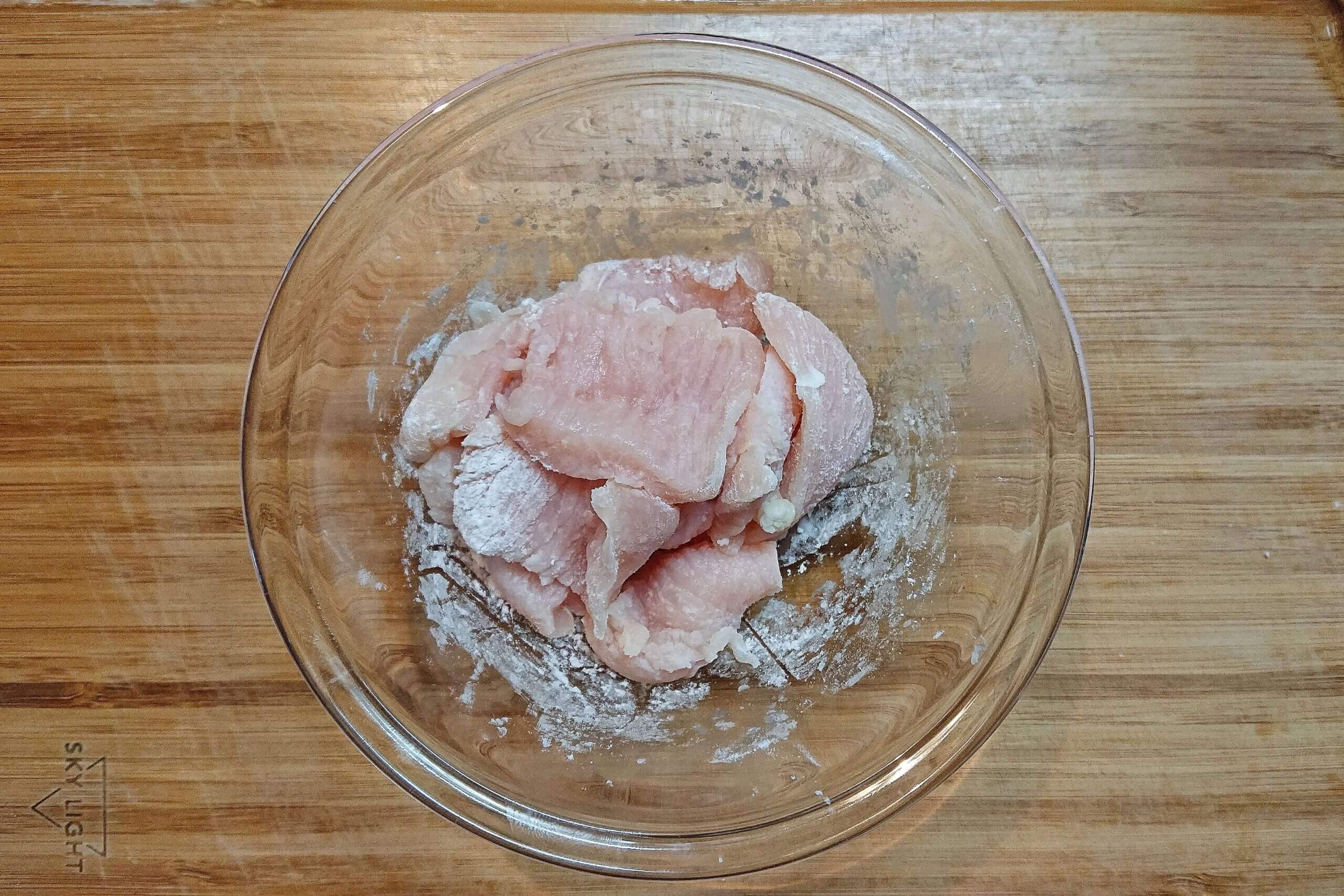 鶏むね肉を切り片栗粉をまぶす