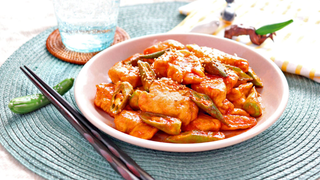 鶏むね肉とオクラのヤンニョム炒め