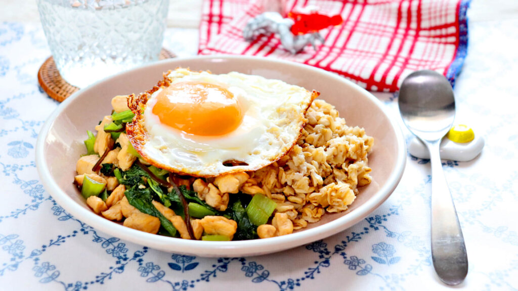 鶏むね肉と塩昆布のガパオ風