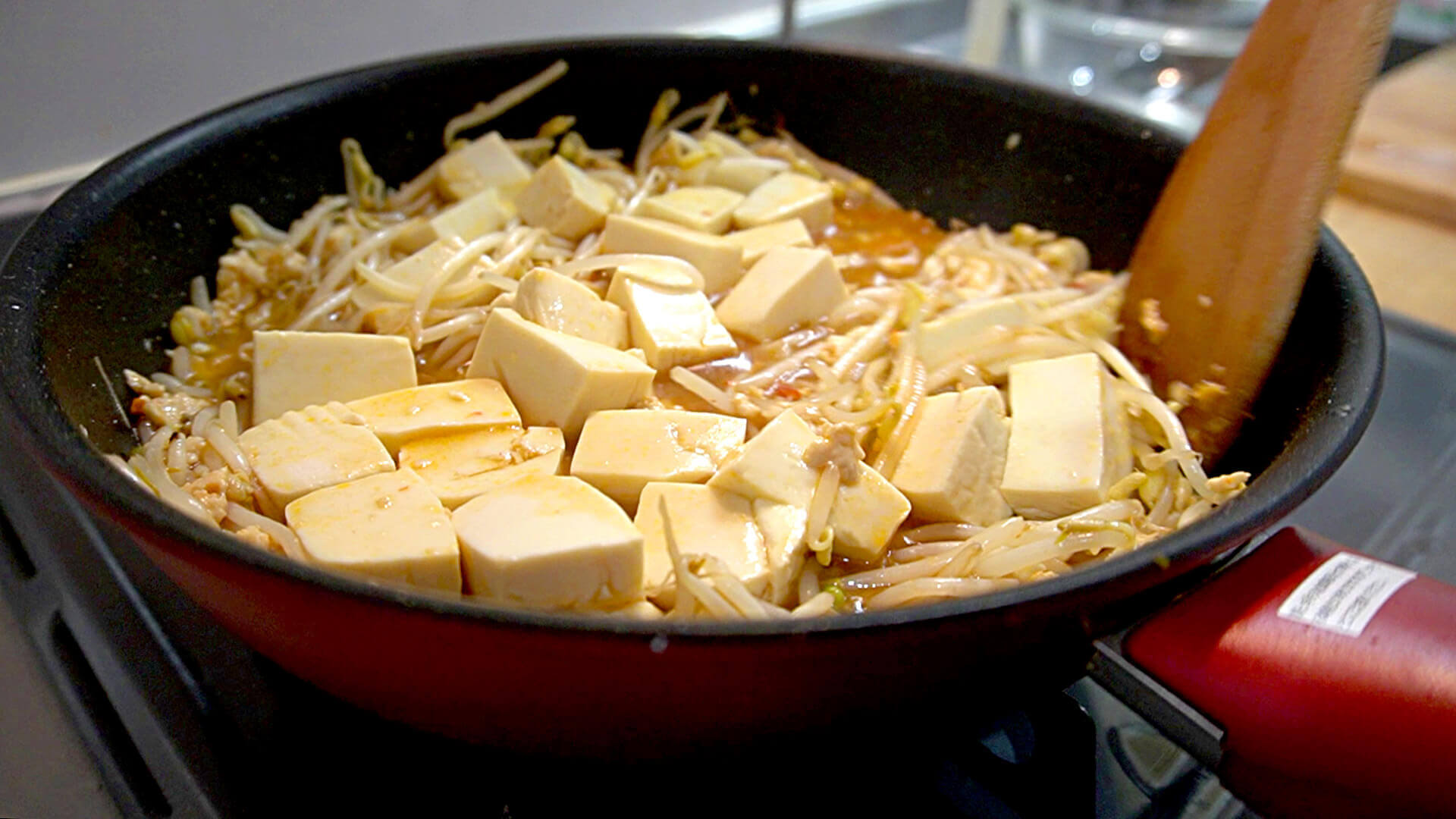 調味料と絹ごし豆腐を加えてひと煮立ちさせる