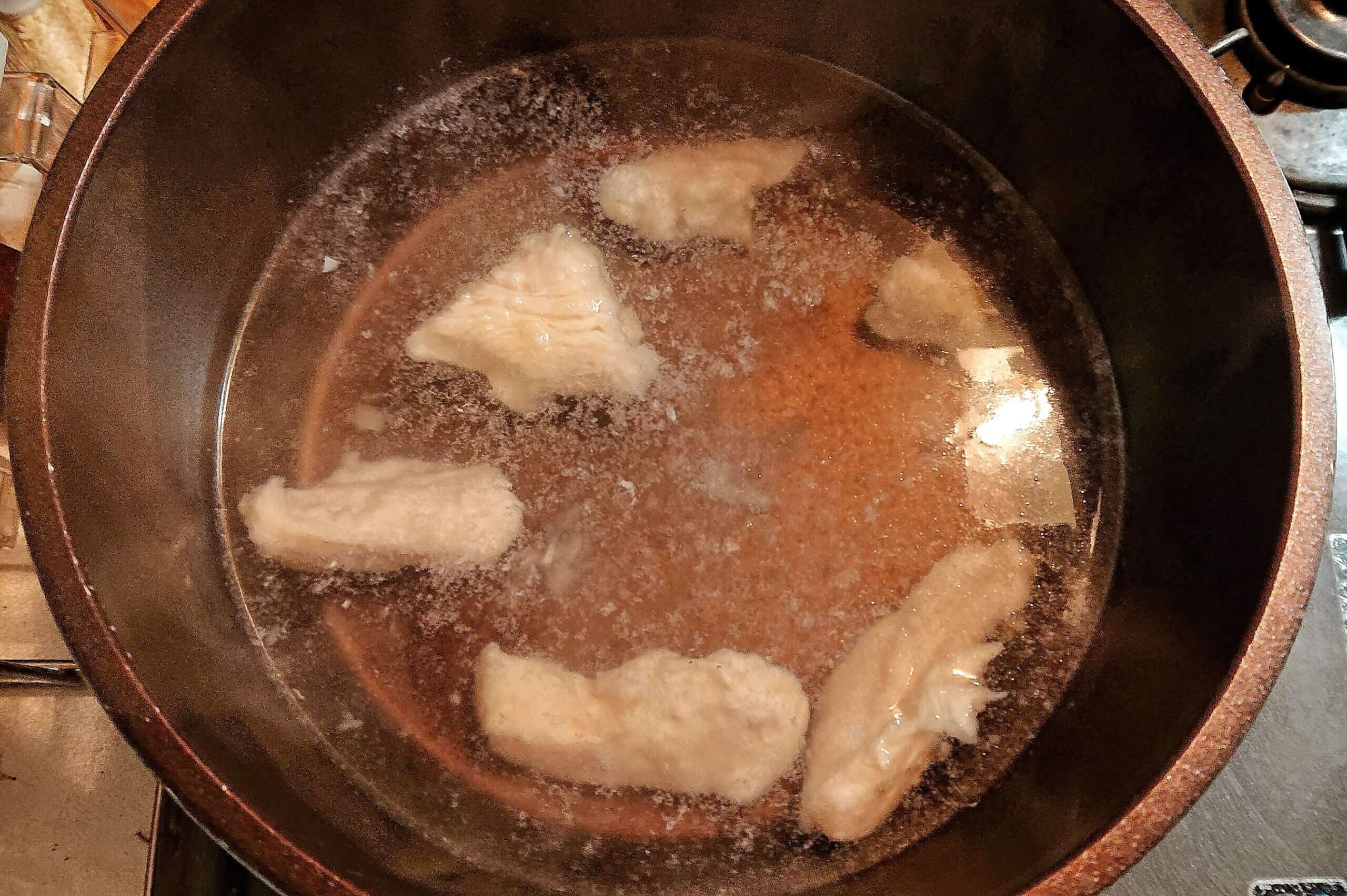 鶏むね肉をお湯で加熱する
