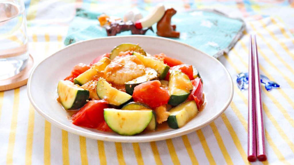 鶏むね肉とズッキーニのトマヨポン炒め