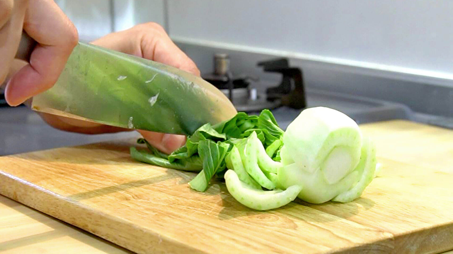 チンゲン菜を3cm幅に切る