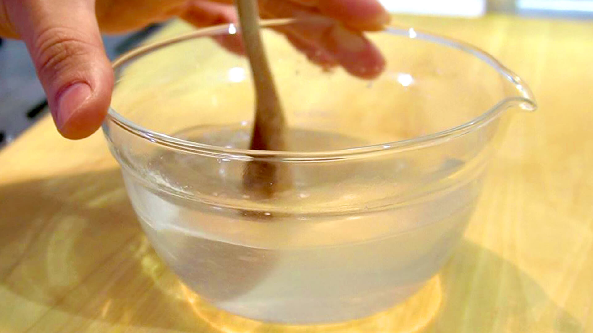 水と鶏ガラスープの素を混ぜてスープを作る