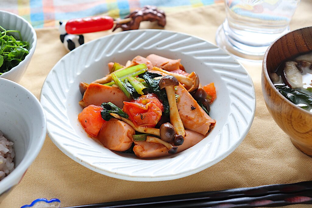魚肉ソーセージと小松菜のトマト炒め