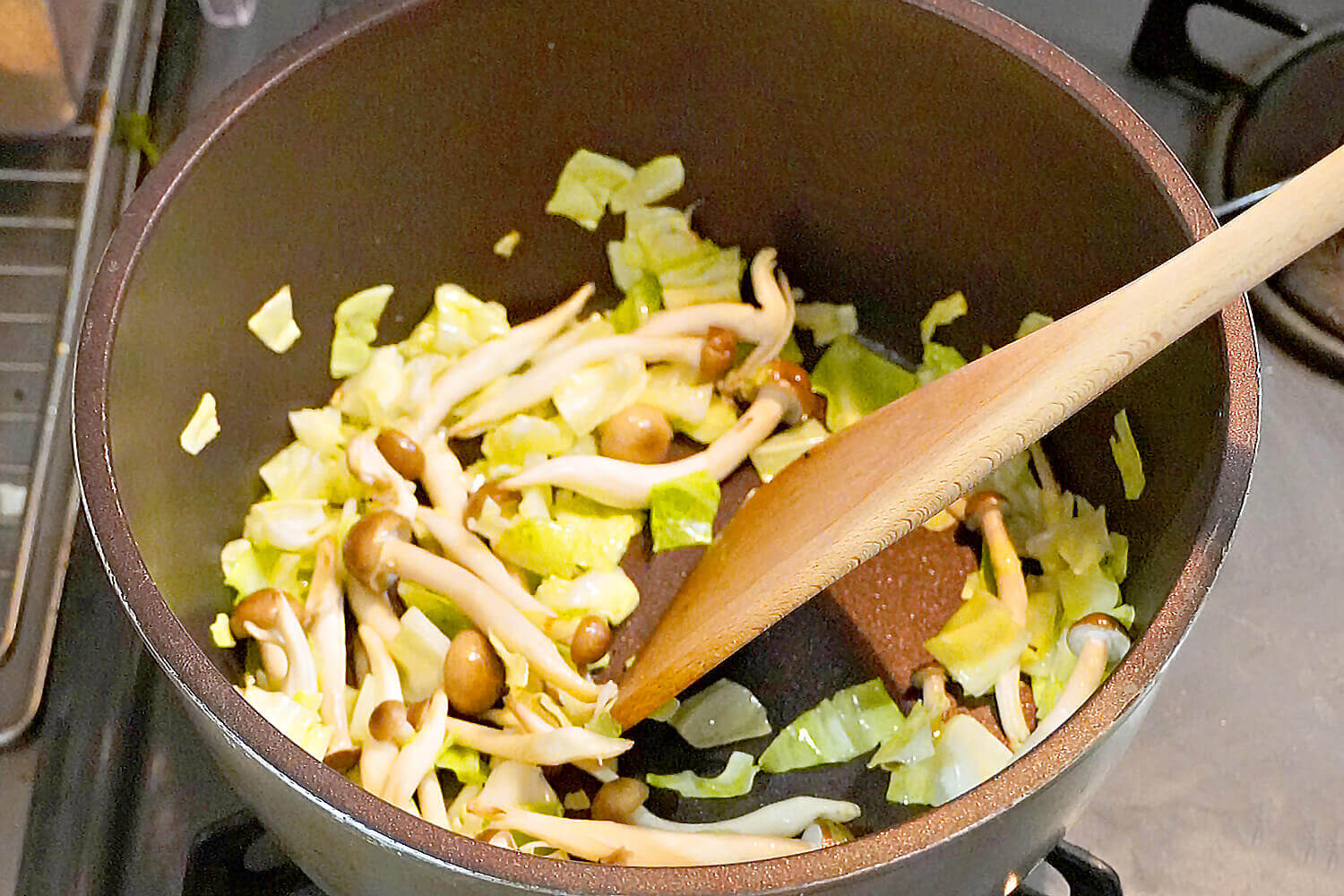 お鍋で野菜を炒める