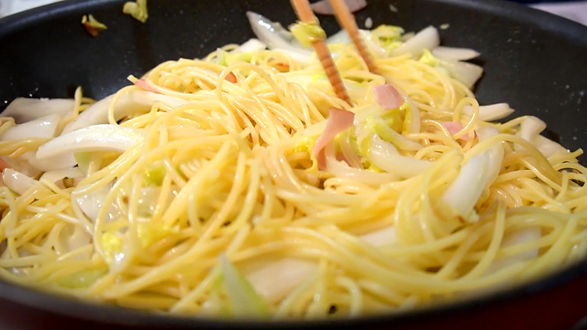 スパゲッティ、茹で汁を加えて炒める