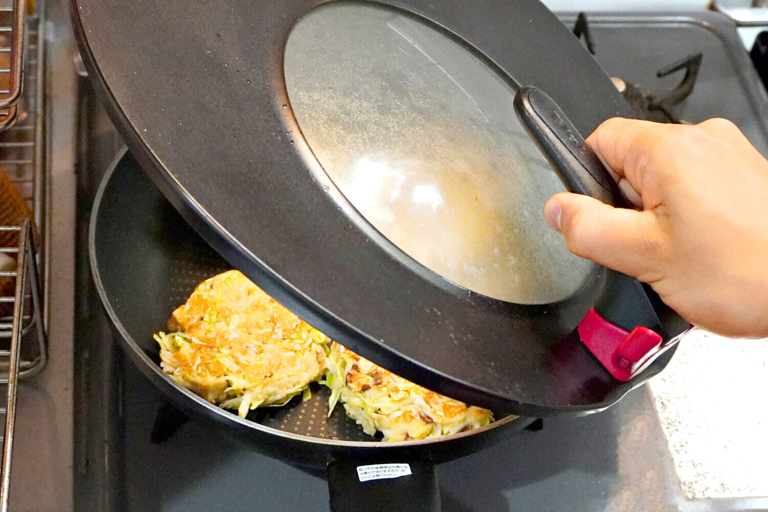 酒を回し入れて蒸し焼きにする