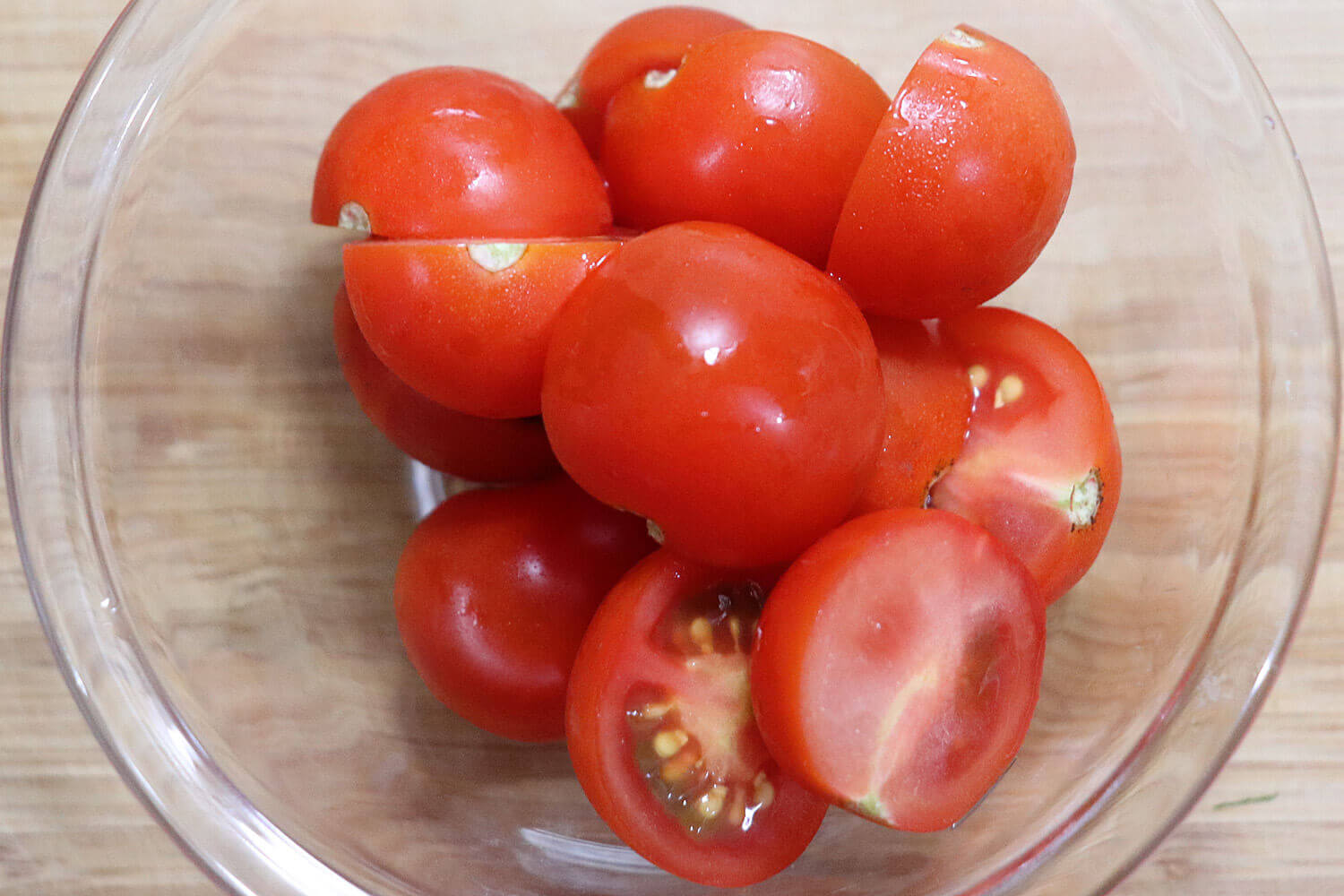 プチトマトを切る