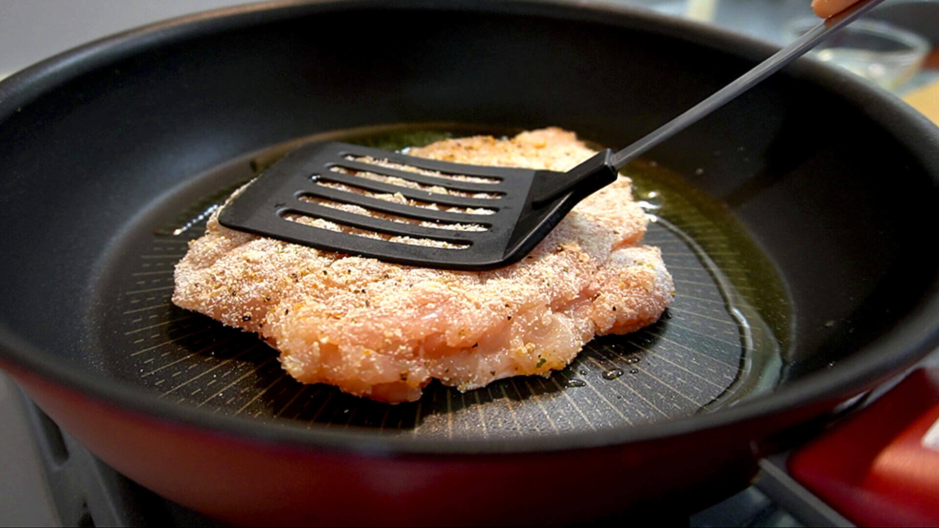 鶏むね肉を焼き色が付くまで焼く