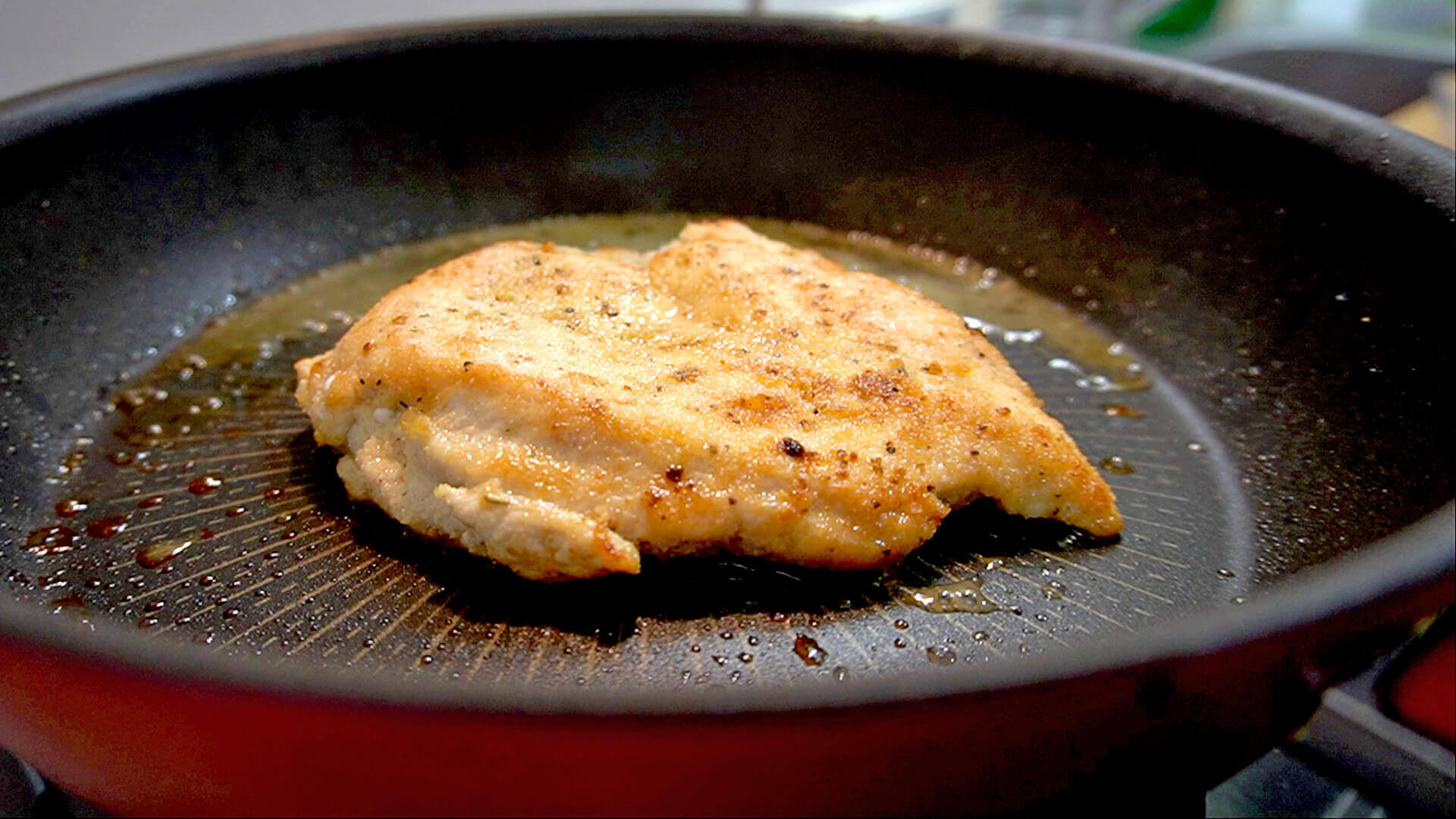 白ワインを加えて弱火で蒸し焼きにする