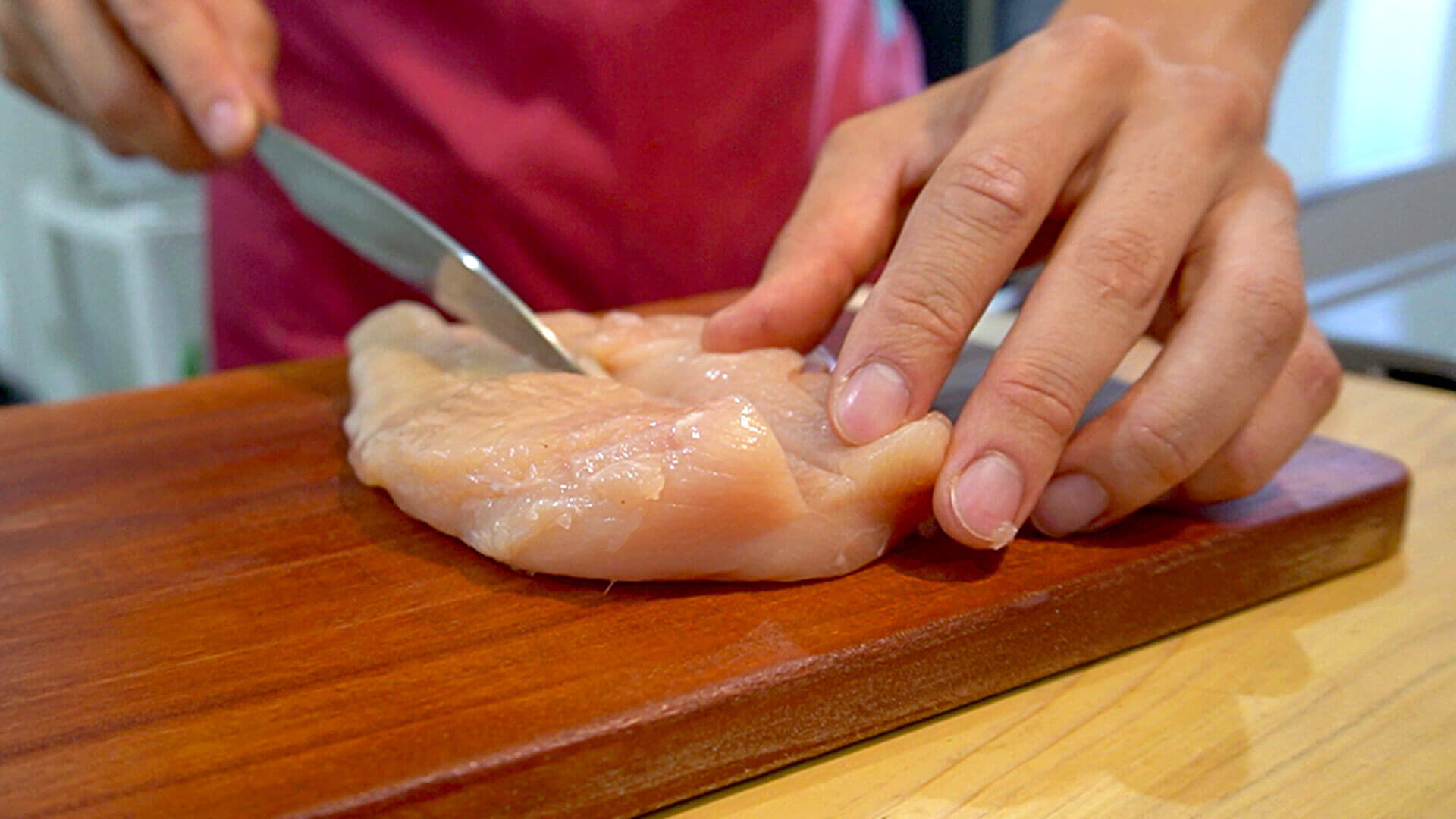 鶏むね肉は切り込みを入れて厚さを均一にする