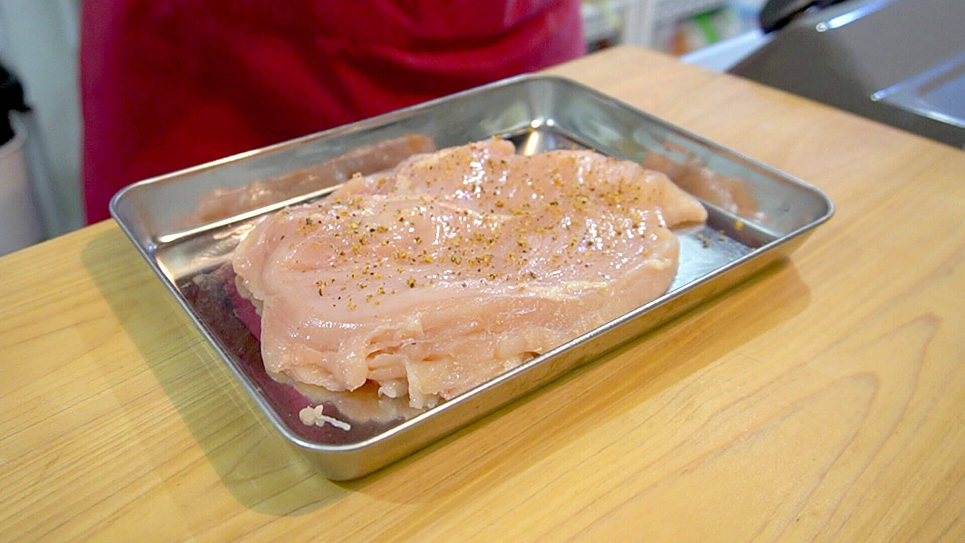 鶏むね肉にほりにしとおからパウダーをまぶす