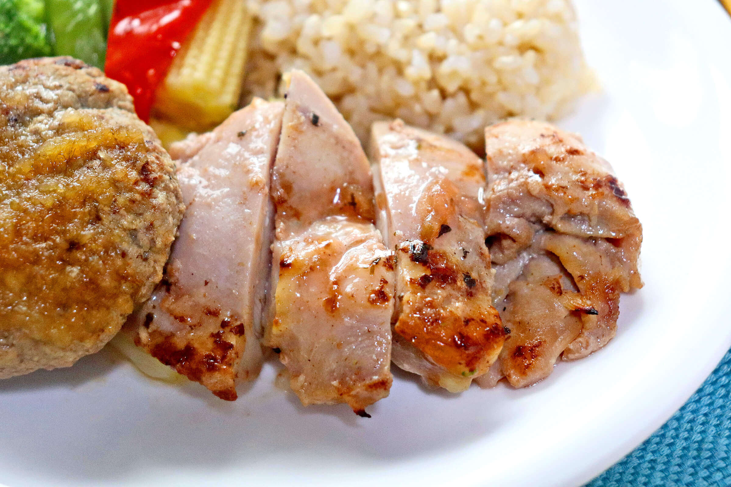 筋肉食堂DELI お弁当 牛赤身低糖質ハンバーグ（おろし）×鶏もも肉梅しそ 鶏もも肉